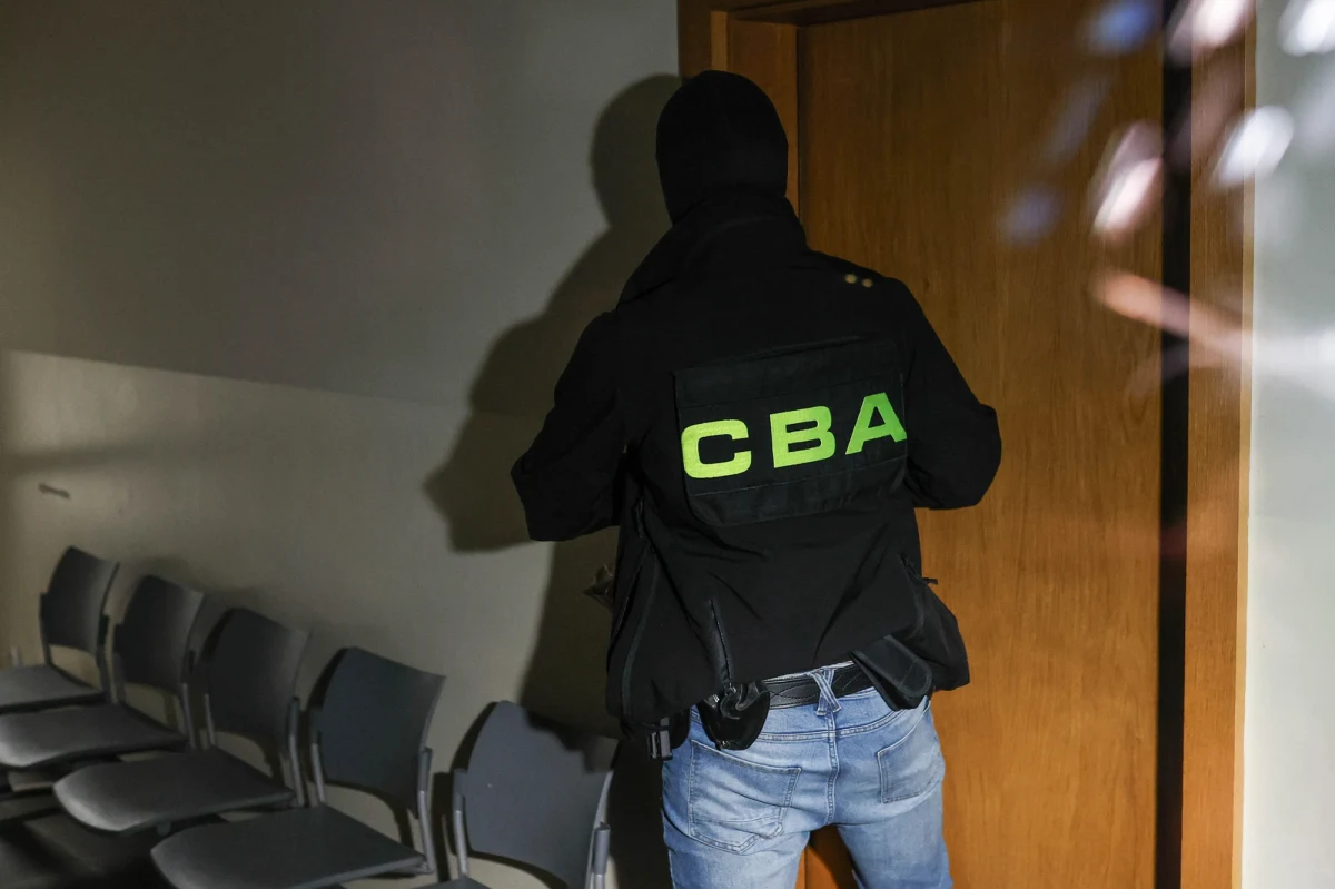 Sejm uchwalił ustawę likwidującą 1 października Centralne Biuro Antykorupcyjne. "Po likwidacji CBA żadna sprawa nie zginie, żadna nie przepadnie" - zapewniał w środę w Sejmie szef MSWiA Tomasz Siemoniak.