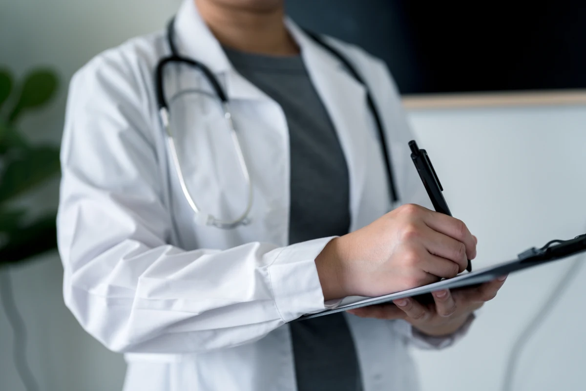 Już od lipca pracownicy ochrony zdrowia mogą liczyć na wyższe pensje - informuje serwis rynekzdrowia.pl. Nowe stawki minimalnego wynagrodzenia, wyliczane na podstawie najnowszych danych GUS, oznaczają wzrost płac dla lekarzy, pielęgniarek, ratowników medycznych i innych pracowników sektora medycznego. Sprawdzamy, jak dokładnie zmienią się zarobki w poszczególnych grupach zawodowych.