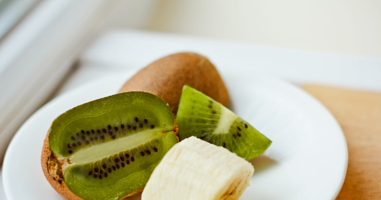 Banany vs kiwi. Po który z tych owoców warto sięgać częściej?
