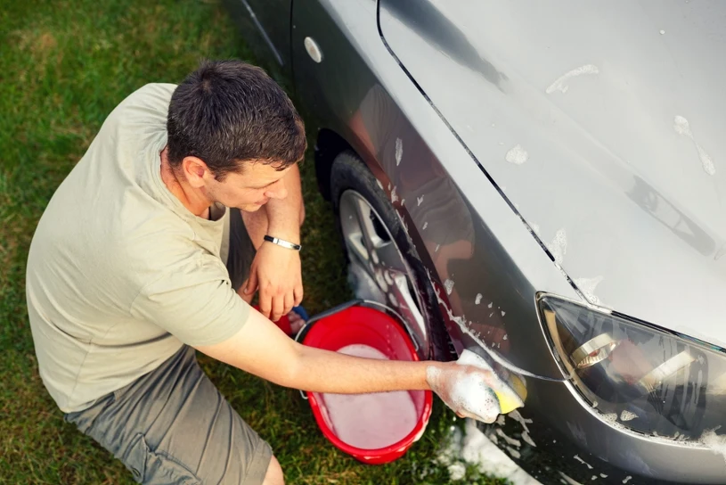 Mycie auta dozwolone pod pewnym warunkiem. Inaczej zapłacisz mandat