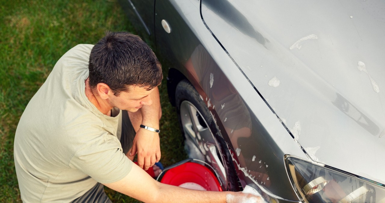 Mycie auta dozwolone pod pewnym warunkiem. Inaczej zapłacisz mandat