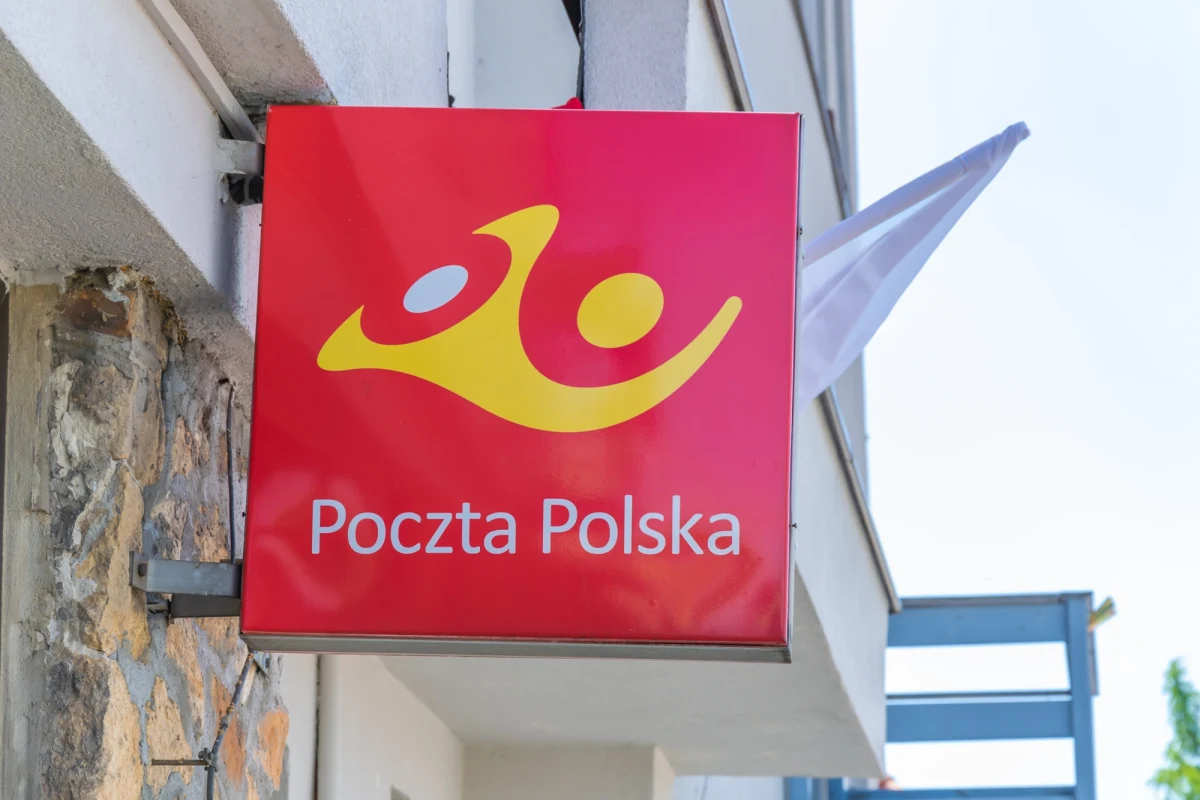 Poczta Polska ostrzega przed niebezpieczną kampanią phishingową, w której cyberprzestępcy podszywają się pod oficjalną korespondencję dotyczącą zakładania skrzynek do e-Doręczeń. Fałszywe e-maile mogą prowadzić do utraty danych osobowych i pieniędzy.
