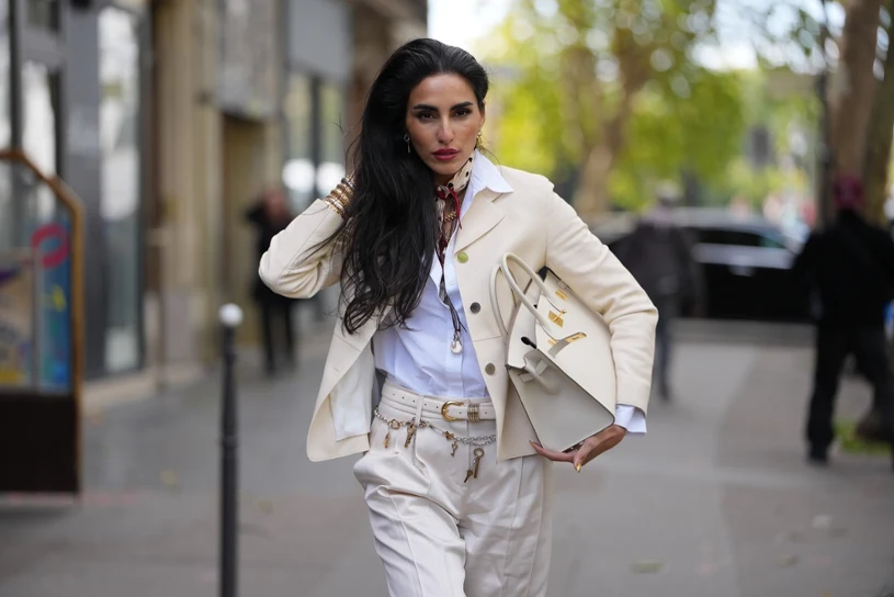 Jak nosić białe spodnie wiosną? Te połączenia są hitem modnych kobiet