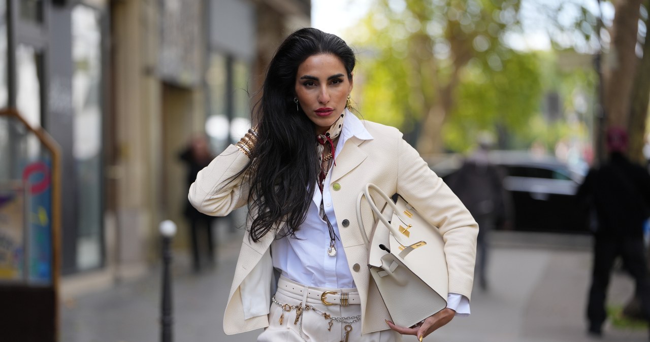 Jak nosić białe spodnie wiosną? Te połączenia są hitem modnych kobiet