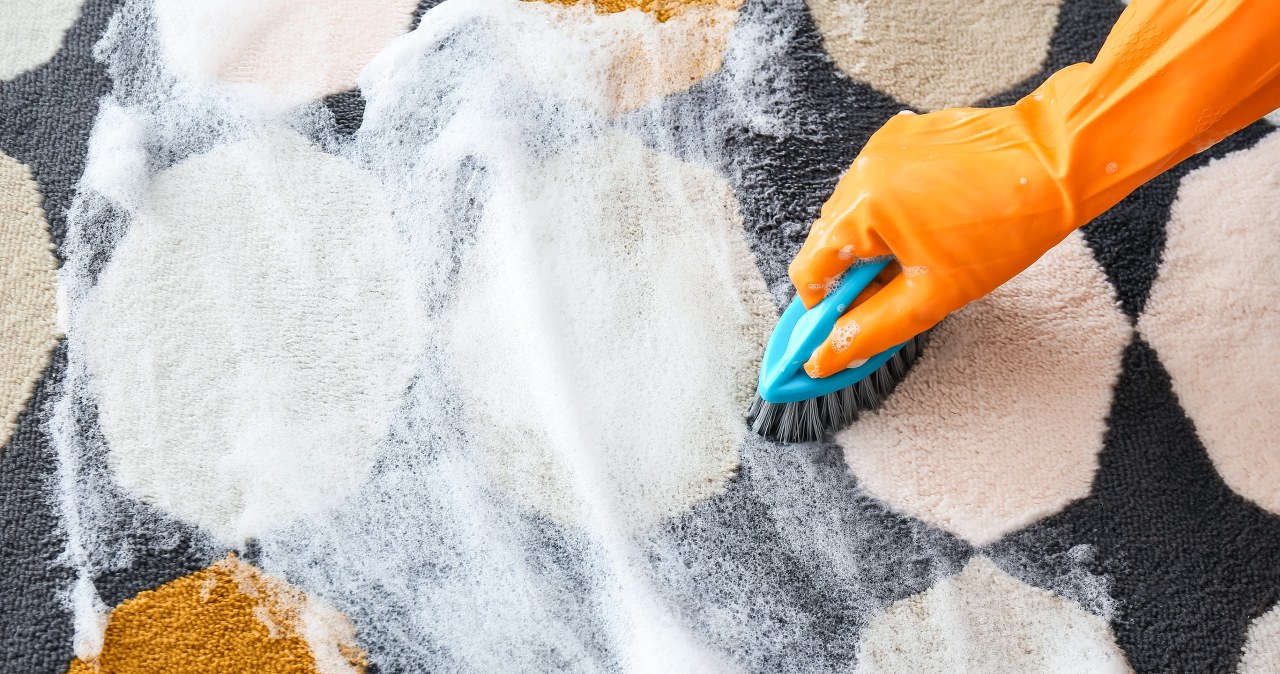 Dywanik łazienkowy nie pachnie świeżością? Zrób to, a znów będzie czyściutki