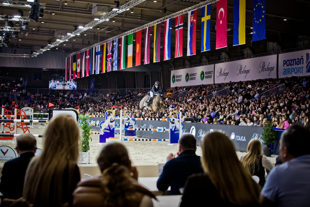 Sportowe emocje, widowiskowe konkursy i niepowtarzalna atmosfera. Perlage CAVALIADA Tour 2026/2027 odwiedzi Warszawę, Poznań, Łódź i Kraków, zamieniając największe hale w Polsce w areny międzynarodowej rywalizacji jeździeckiej. Wydarzenie przyciąga tysiące kibiców i zapewnia niezapomniane przeżycia zarówno fanom jeździectwa, jak i całym rodzinom, łącząc sportowe widowisko z emocjami i atrakcjami dla każdego.