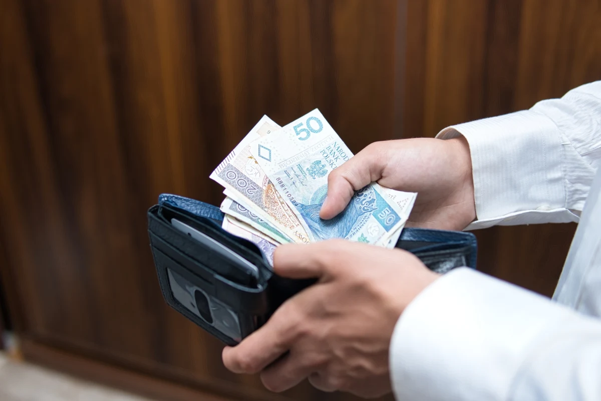 Dwóch mężczyzn odpowie przed sądem w Bielsku-Białej za zabójstwo 49-latka. Śledczy skierowali w tej sprawie akt oskarżenia, o czym w piątek poinformowała bielska prokuratura okręgowa. Wiadomo, że zbrodnia miała tło rabunkowe - mężczyźni próbowali ukraść swojej ofierze 600 złotych. ​Grozi im dożywocie.