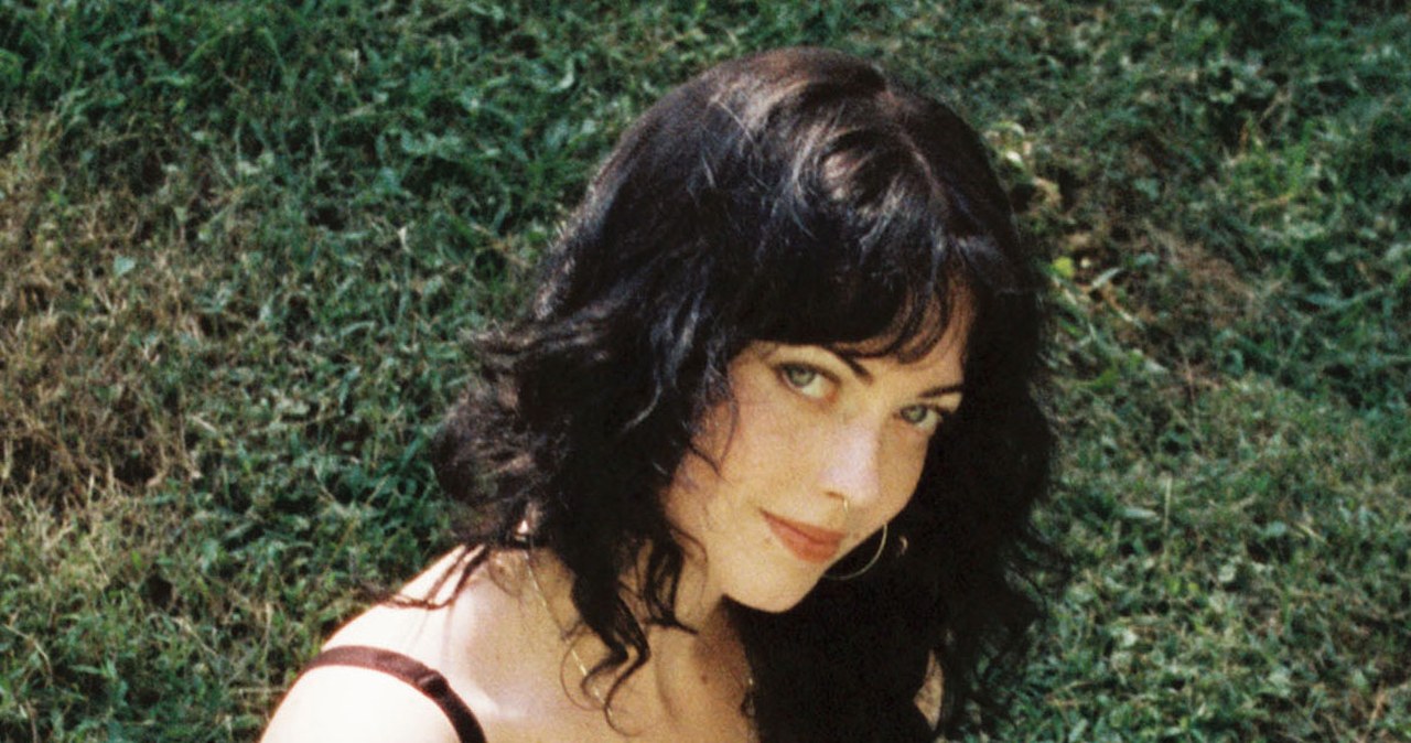 Po ujawnieniu romansu znanego ojca zniknęła z sieci. Teraz szykuje debiut