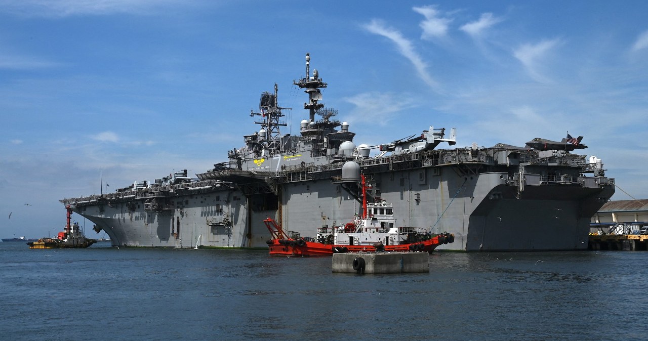 USS Tripoli coraz bliżej. USA wzmacniają obecność wojskową
