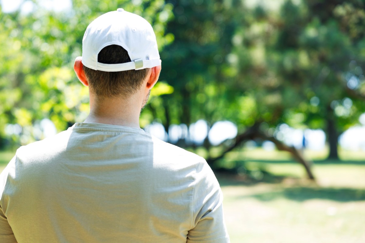 Brutalny atak na boisku. 15-latek bił, podpalił racami ubranie