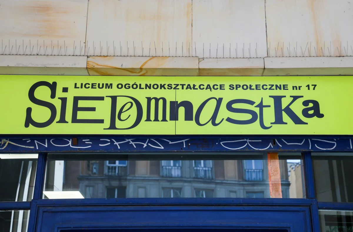 Mężczyzna, który w środowy poranek ostrzelał budynek liceum w centrum Warszawy, usłyszał zarzut narażenia ludzi na utratę zdrowia lub życia. Przyznał się do winy.