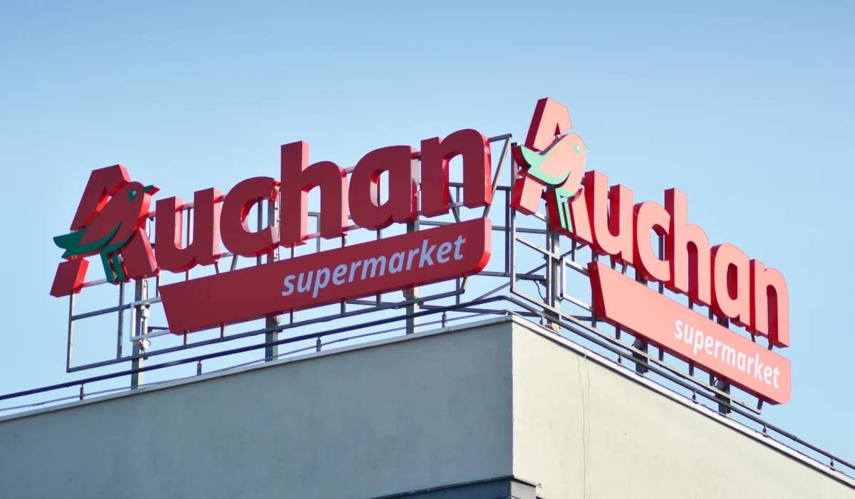 Auchan sprzedaje część swoich nieruchomości węgierskiemu funduszowi Shopper Park Plus. Pozostanie to bez wpływu na funkcjonowanie sklepów - zapewniła dyrektor ds. komunikacji Auchan Hanna Bernatowicz. Sieć podkreśla, że jej obecność na polskim rynku pozostaje stabilna.