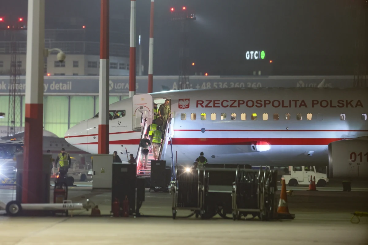 Infolinia kryzysowa dla Polaków, którzy utknęli na Bliskim Wschodzie, została w piątek zamknięta - poinformowała w sobotę Ambasada RP w Zjednoczonych Emiratach Arabskich.