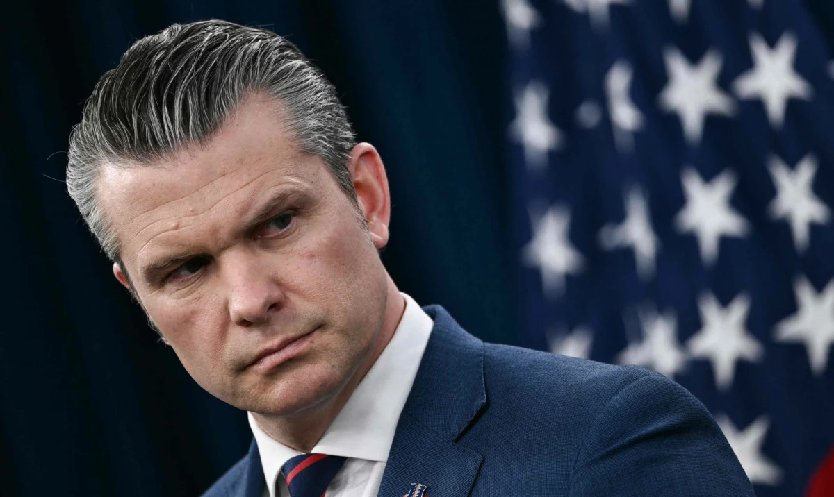 Szef Pentagonu Pete Hegseth zapowiedział, że amerykańskie siły zbrojne nie będą brały jeńców ani okazywały litości w trwającym konflikcie z Iranem. Jego słowa, cytowane przez telewizję Al-Dżazira, wywołały zdecydowaną reakcję organizacji broniących praw człowieka oraz ekspertów, którzy podkreślają, że takie deklaracje są sprzeczne z prawem międzynarodowym, w tym z Konwencją Haską.