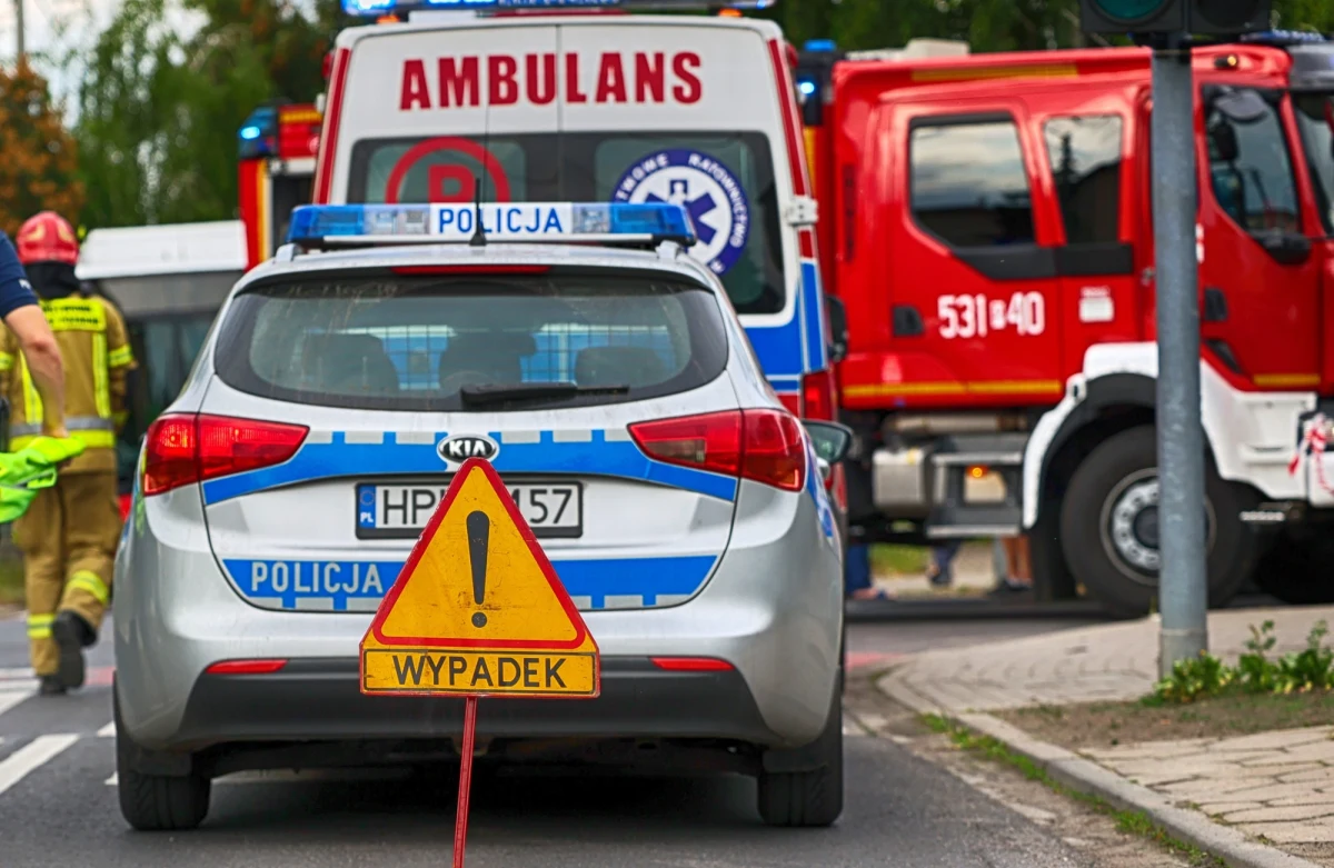 Wypadek radiowozu na drodze wojewódzkiej 776 w Biórkowie Małym niedaleko Proszowic w Małopolsce. Dwaj ranni policjanci trafili do szpitala.