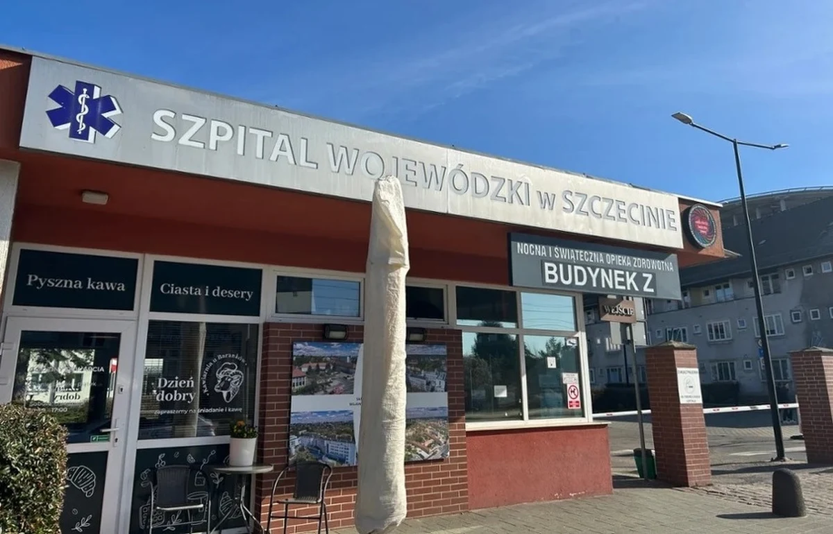 Cyberatak cofnął jeden z największych szpitali w regionie o kilkanaście lat. W Szczecińskim Szpitalu Wojewódzkim dokumentacja medyczna znów prowadzona jest na papierze, a część procedur trwa dłużej niż zwykle. Pacjenci nie mogą rejestrować się na nowe wizyty, a lekarze część wyników badań odbierają w formie wydruków. "Dzisiaj pracujemy bez dostępu do wielu systemów, bez integracji z systemami zewnętrznymi, czyli bez tych automatyzacji, które działy się trochę w tle" - mówi RMF FM Tomasz Owsik-Kozłowski, rzecznik placówki. Systemy informatyczne trzeba odbudować praktycznie od podstaw.