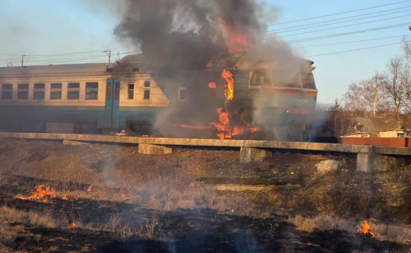 Atak Rosjan na pociąg pasażerski. Lokomotywa stanęła w płomieniach