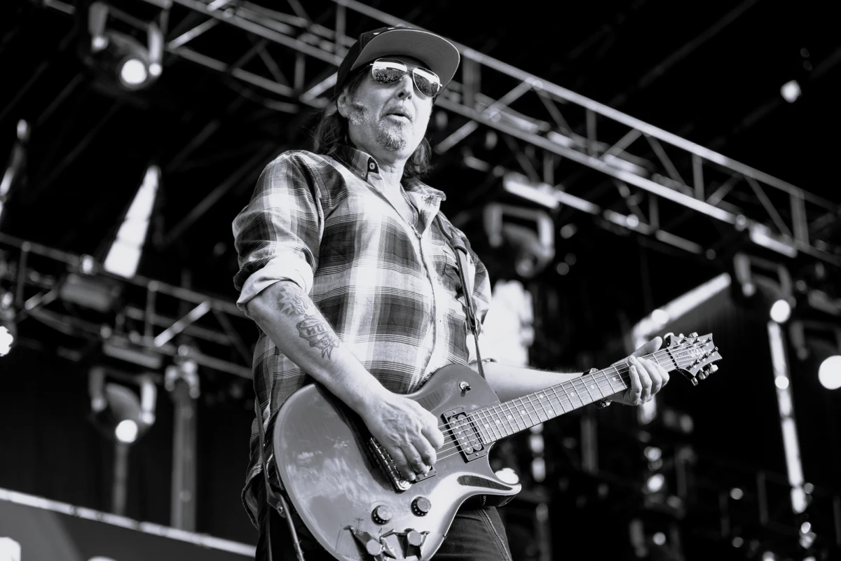 Phil Campbell, jeden z najbardziej rozpoznawalnych gitarzystów w historii heavy metalu, zmarł 14 marca 2026 roku. Muzyk, który przez ponad trzy dekady współtworzył niepowtarzalne brzmienie zespołu Motörhead, odszedł po długiej walce na oddziale intensywnej terapii, gdzie trafił po poważnej operacji. Informację o śmierci artysty przekazał zespół Phil Campbell and the Bastard Sons.