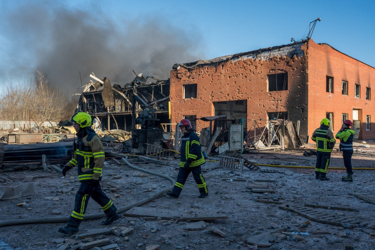 Tragiczna sobota w Ukrainie: 500 pocisków poleciało na Kijów, dron uderzył w pociąg