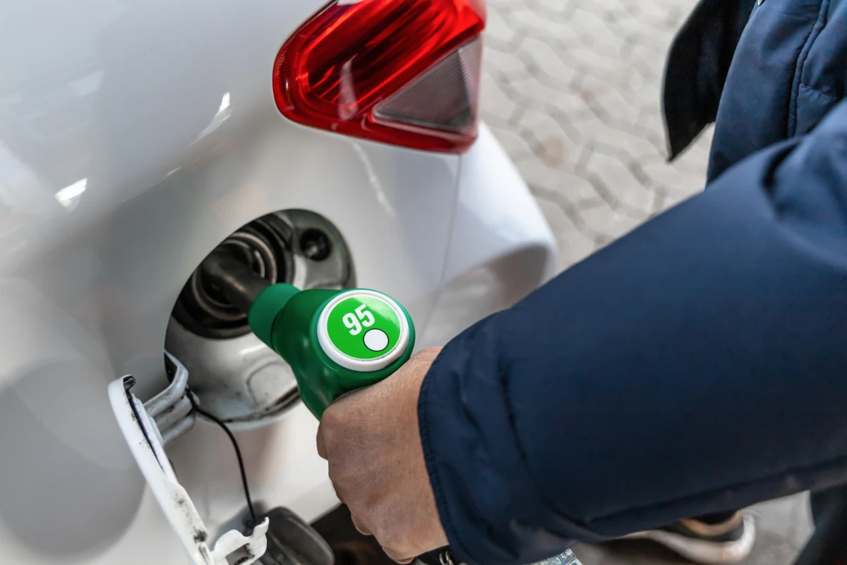 Działacze skrajnie prawicowej Duńskiej Partii Ludowej sprzedawali w sobotę tanie paliwo na siedmiu stacjach benzynowych w Danii. Zrobili to w ramach kampanii wyborczej przed wyborami parlamentarnymi, które odbędą się 24 marca. Partia obiecała wyborcom, że jeśli dojdzie do władzy, to obniży podatki od paliw do najniższego poziomu w Unii Europejskiej.