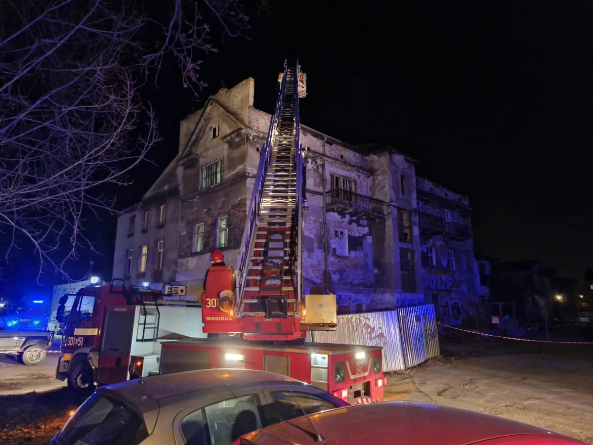 Na ulicy Grzegórzeckiej w Krakowie doszło do zawalenia się dachu niezamieszkałej kamienicy. Na miejscu pracują służby ratunkowe, które zabezpieczyły teren i sprawdzają stabilność pozostałej części budynku. Nie ma informacji o osobach poszkodowanych. Trwa szczegółowe sprawdzanie budynku przy pomocy psów wyszkolonych do poszukiwania ludzi.