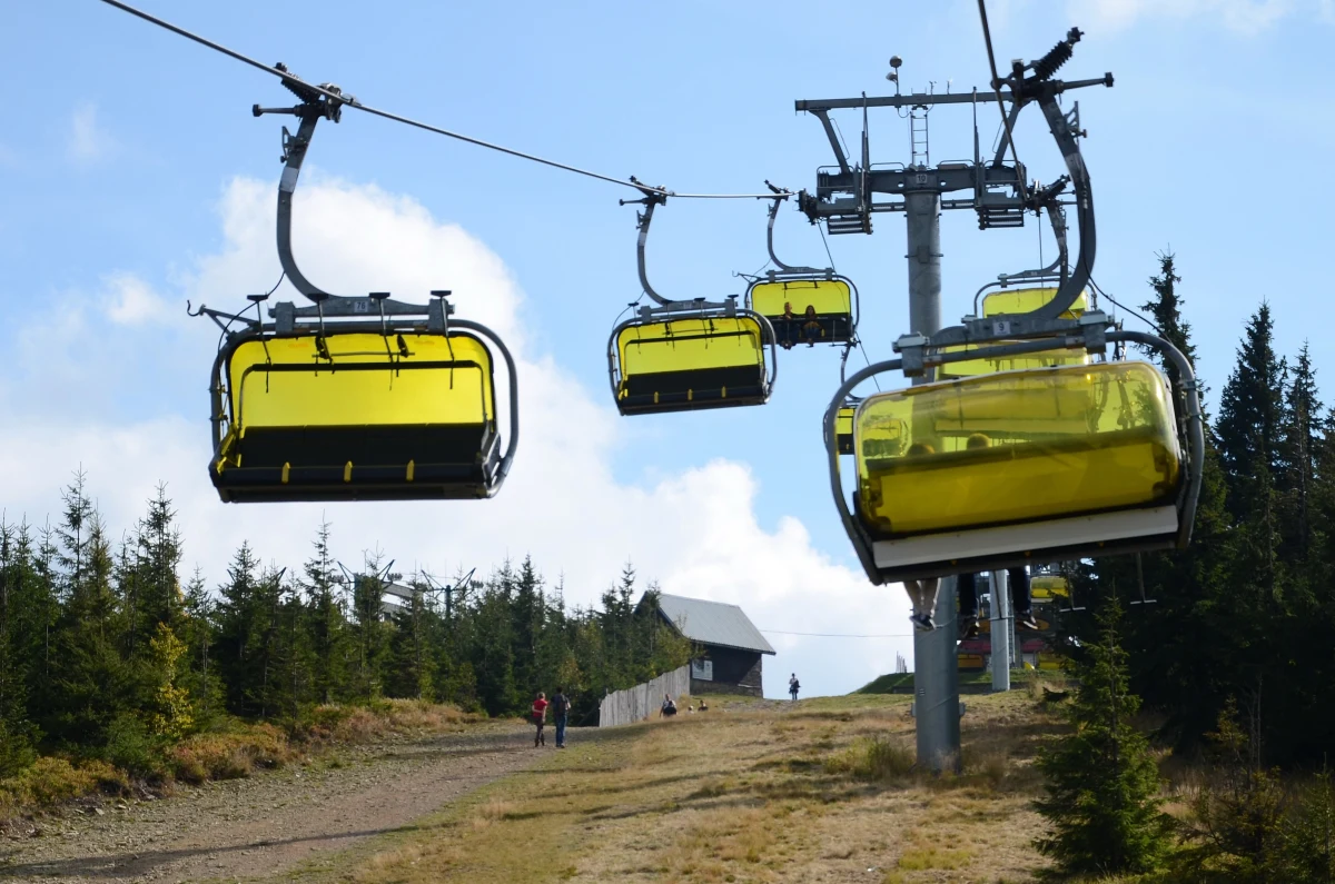 W Beskidach rozpoczynają się wiosenne przeglądy kolei linowych. Od poniedziałku turyści nie skorzystają z wagoników na górę Żar w Międzybrodziu Żywieckim oraz z kolei kanapowej na Mosorny Groń w Zawoi. Prace serwisowe ruszają także przy kolei na Czantorię w Ustroniu.
