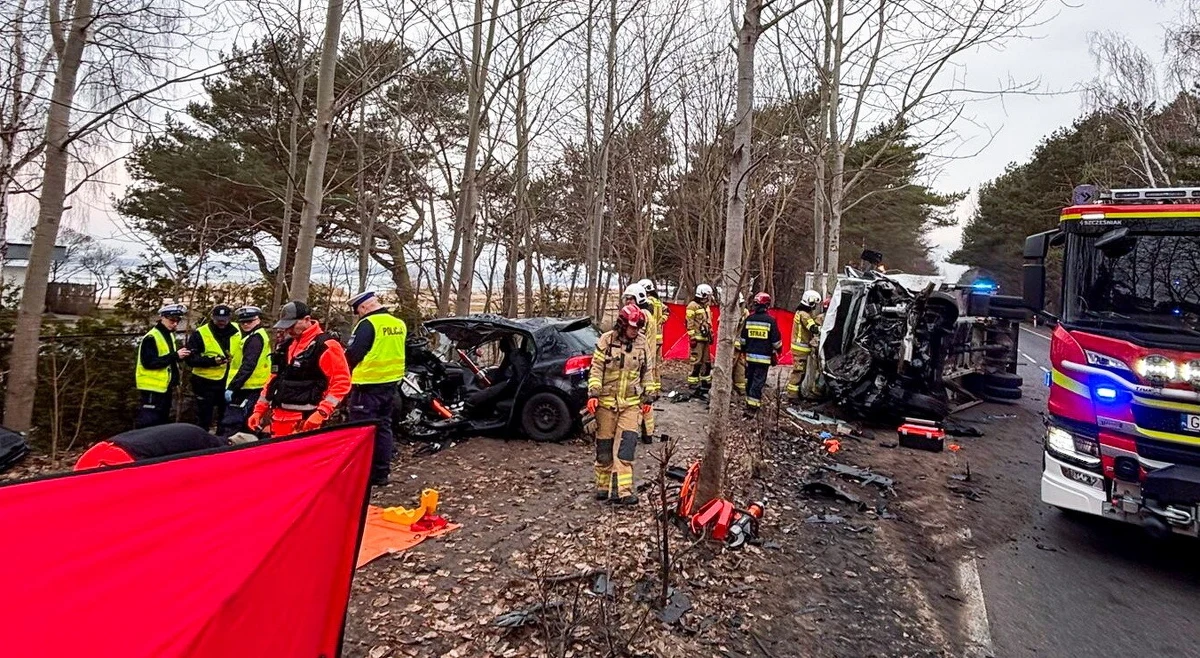 Jedna osoba zginęła w zderzeniu samochodów dostawczego i osobowego na drodze wojewódzkiej nr 216 w Chałupach (woj. pomorskie). Do wypadku doszło w niedzielny poranek.