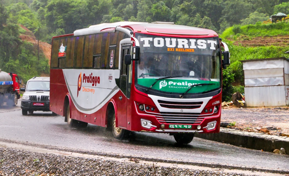 Siedem osób zginęło, a dziewięć zostało rannych w tragicznym wypadku autobusu w Nepalu. Do zdarzenia doszło w sobotnią noc w pobliżu wioski Shahid Lakhan, około 120 kilometrów na zachód od Katmandu - poinformowała miejscowa policja, cytowana przez agencję AP.