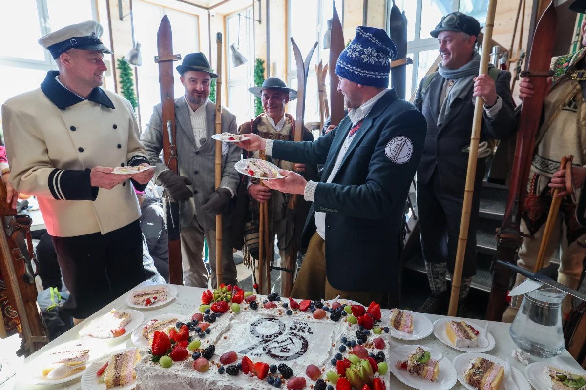 15 marca 1936 roku wyruszył z Kuźnic pierwszy wagonik kolejki linowej na Kasprowy Wierch. W niedzielę jedna z najbardziej rozpoznawalnych atrakcji Tatr obchodzi 90. rocznicę uruchomienia. Budowę zrealizowano w rekordowym tempie 227 dni.