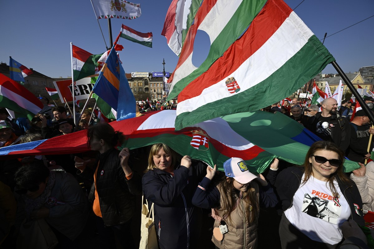 Gorący dzień na Węgrzech. Główne starcie przed wyborami