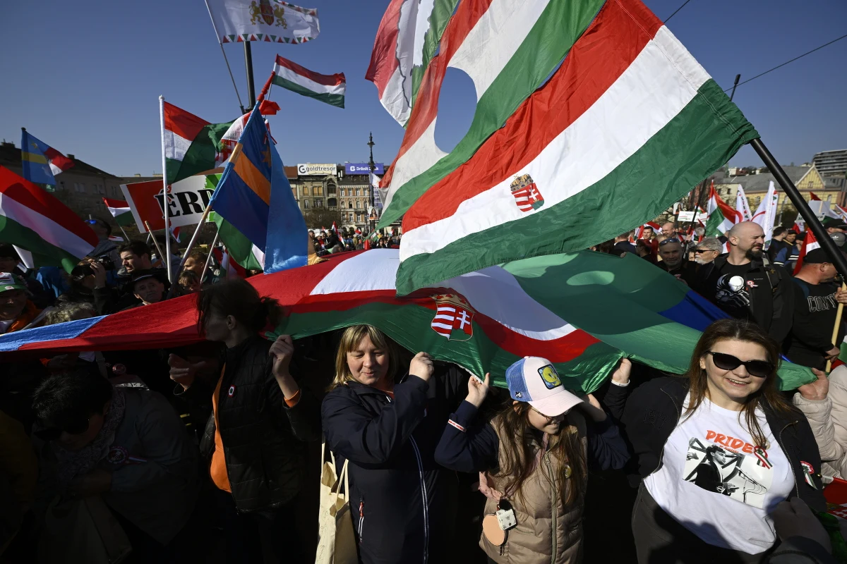 To może być kluczowe starcie przed kwietniowymi wyborami parlamentarnymi na Węgrzech. Dziesiątki tysięcy osób dołączyło w niedzielę do organizowanego w Budapeszcie przez premiera Viktora Orbana "Marszu Pokoju". Tego dnia swój marsz organizuje także lider opozycji, przewodniczący Tiszy Peter Magyar.