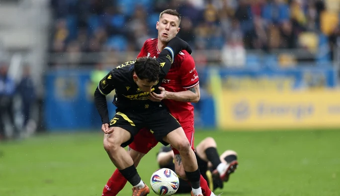 Milionerzy z Widzewa nadal blisko dna. Bez bramek na fatalnej murawie w Gdyni