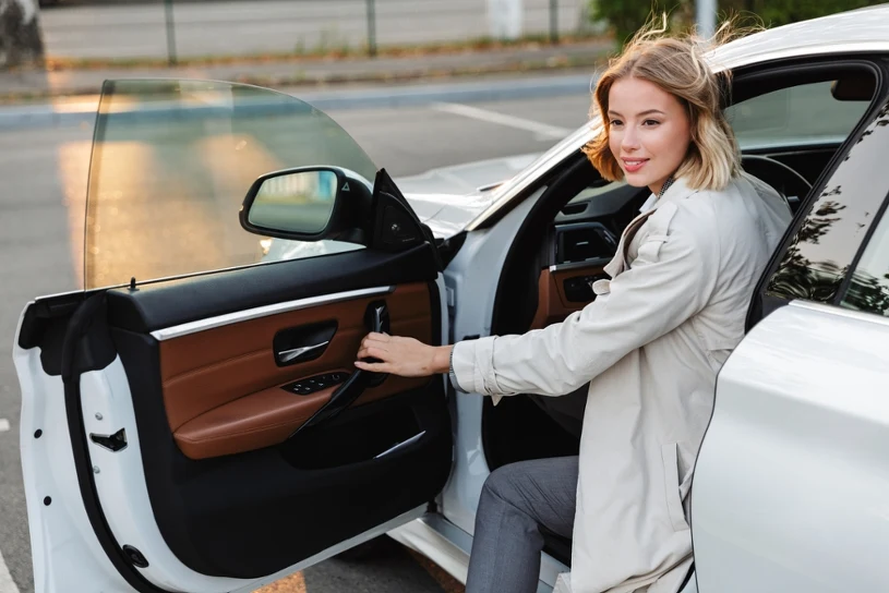 Metoda Dutch Reach przydaje się wiosną. Powinien jej używać każdy kierowca