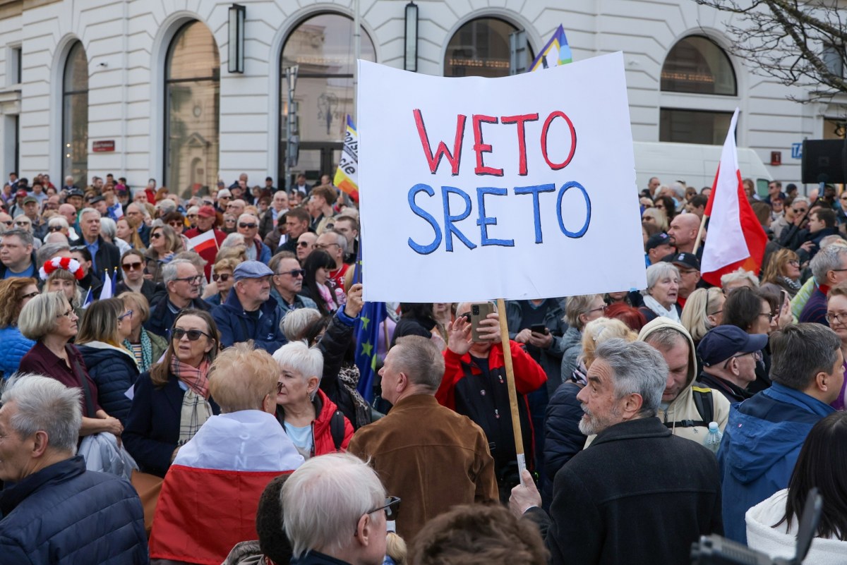 Protest przed Pałacem Prezydenckim ws. SAFE. "Śmierdzi to weto ruską skarpetą"