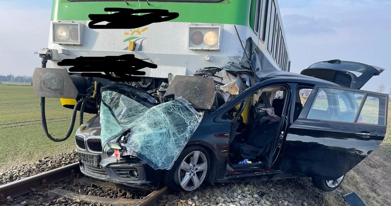Ogorzelice. Tragedia na torach, kierowca BMW wjechał pod szynobus Ogorzelice. Tragedia na torach, kierowca BMW wjechał pod szynobus