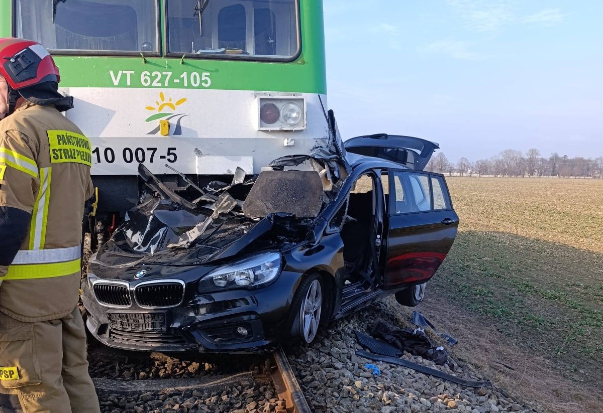 BMW pod szynobusem. Kobieta nie żyje