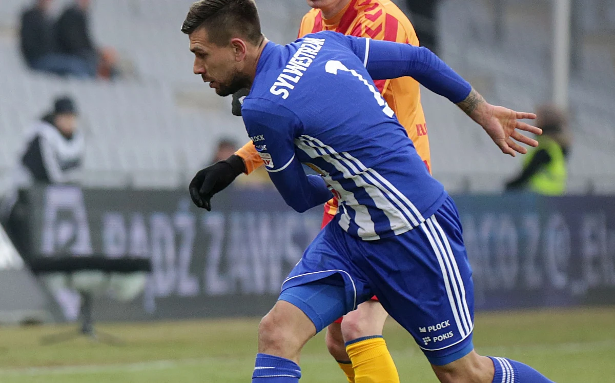 Kamil Sylwestrzak, były zawodnik Wisły Płock i Korony Kielce, znalazł się w centrum poważnej sprawy kryminalnej. Policja wydała oficjalny komunikat o poszukiwaniach 37-letniego byłego piłkarza, który jest podejrzany o udział w handlu narkotykami oraz kierowanie zorganizowaną grupą przestępczą. Funkcjonariusze apelują o pomoc w ustaleniu miejsca pobytu mężczyzny.