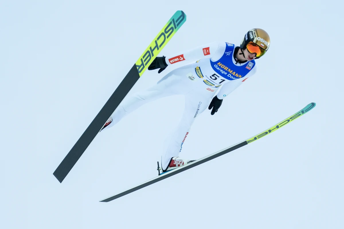 Silny wiatr pokrzyżował plany organizatorów i zawodników podczas konkursu Pucharu Świata w skokach narciarskich w Oslo. Ostatecznie rywalizację zakończono po pierwszej serii, a najlepszym z Polaków okazał się Paweł Wąsek, który zajął 21. miejsce. Triumfował Japończyk Tomofumi Naito, dla którego to pierwsze zwycięstwo w karierze.