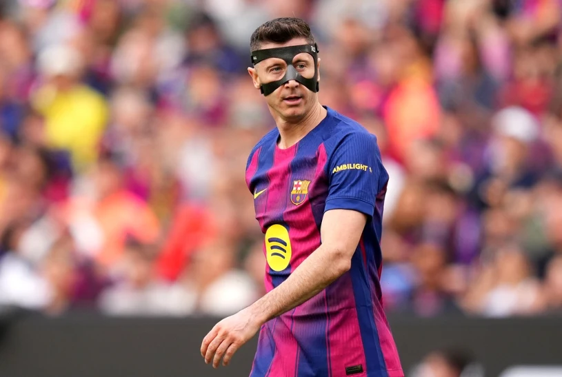 Barcelona rozbija, ale co z Lewandowskim. Zrównany z ziemią. To napisali