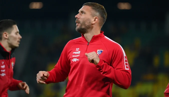 Podolski znowu to zrobił. Cios pięścią przed kamerami. 160 sekund i koniec