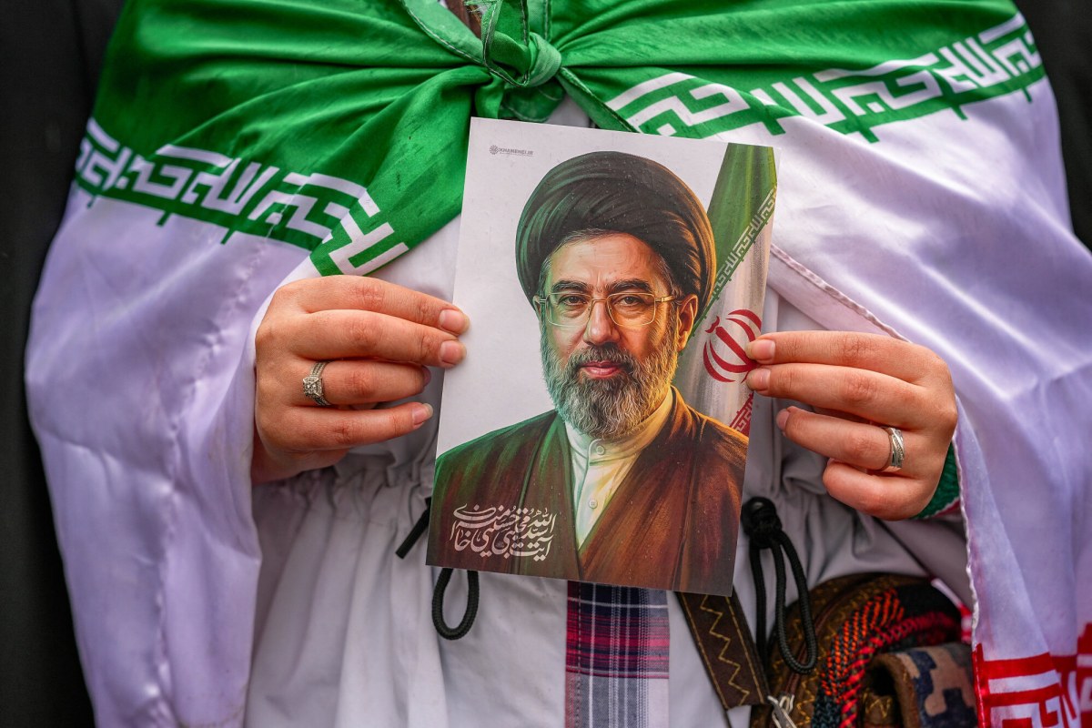 Ajatollah Chamenei nie chciał, by jego syn rządził Iranem. "Nie jest zbyt bystry"