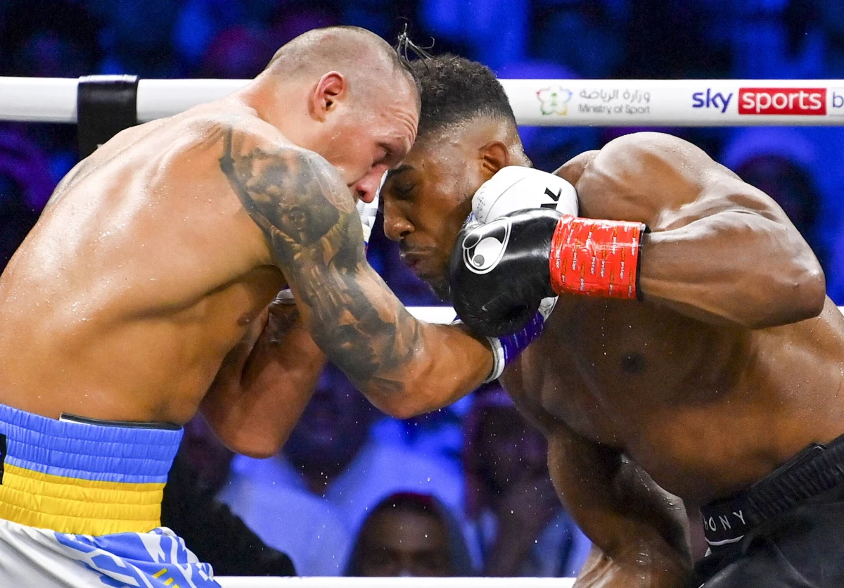 Zaufał mu Ołeksandr Usyk. Zaufał Anthony Joshua. Za chwilę poznać mamy nazwisko kolejnego bokserskiego mistrza, który chce współpracować z Polakiem, by sięgać po najwyższe cele. Droga na ten bokserski szczyt Jakubowi Chyckiemu zajęła 10 lat. Jak przekonuje w rozmowie z RMF FM, świadomie do współpracy wybiera ukształtowanych zawodników, a jego zadaniem jest tak zmodyfikować ich sposób treningu, by zwiększyć szanse, że dłużej na bokserskim szczycie się utrzymają.