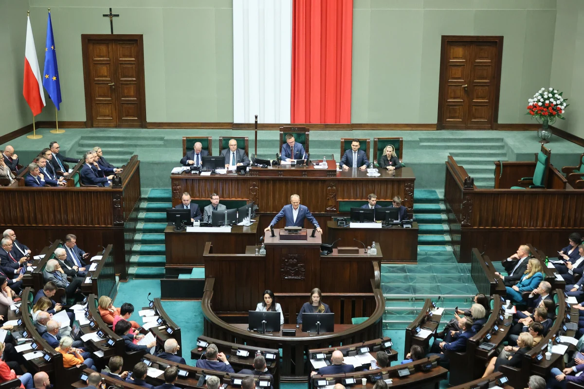 Gdyby wybory parlamentarne odbyły się w najbliższą niedzielę, Koalicja Obywatelska mogłaby świętować zwycięstwo – wynika z najnowszej prognozy parlamentarnej przygotowanej przez Onet. Jednak radość Donalda Tuska i jego drużyny byłaby umiarkowana, bo do samodzielnej większości w Sejmie zabrakłoby aż 26 mandatów. W praktyce oznacza to polityczny pat i konieczność szukania trudnych kompromisów.