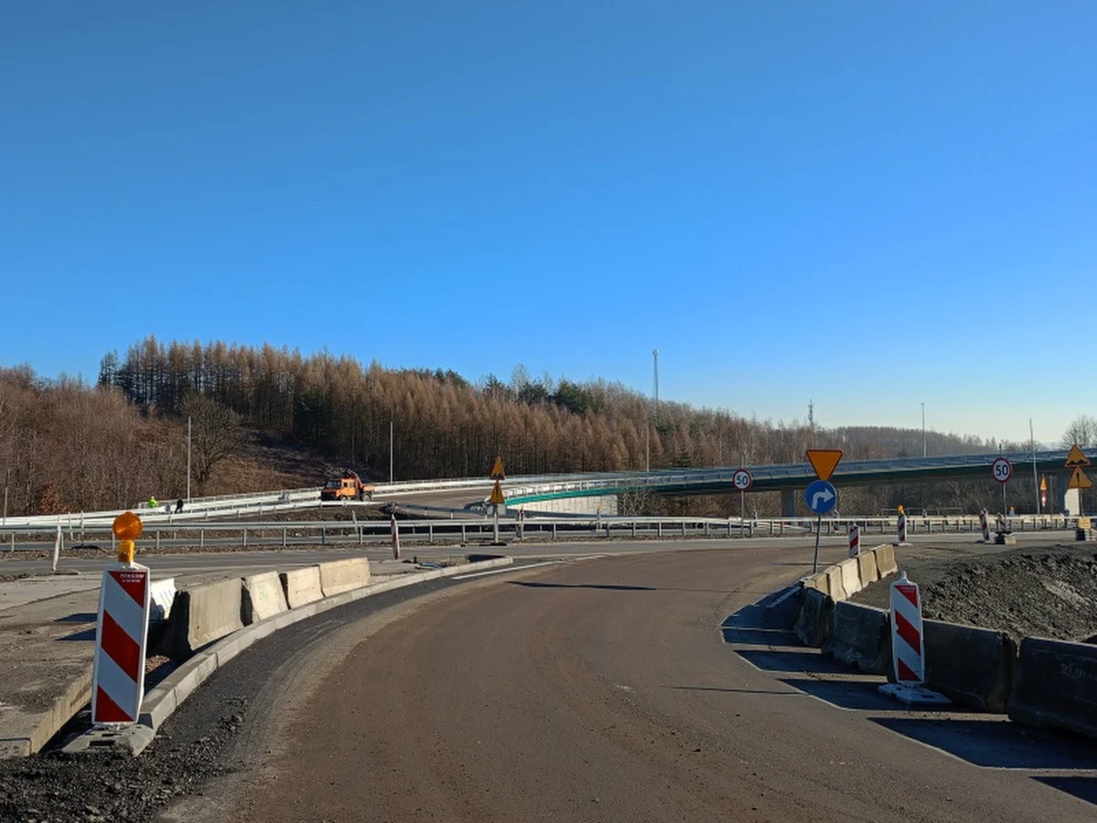 Od dzisiaj kierowców podróżujących zakopianką w rejonie węzła Myślenice oraz ulicą Jana Sobieskiego czekają istotne zmiany w organizacji ruchu. Prace remontowe i budowa nowej infrastruktury drogowej wymuszą czasowe zamknięcia oraz objazdy. Sprawdź, czego się spodziewać i jak zaplanować podróż.