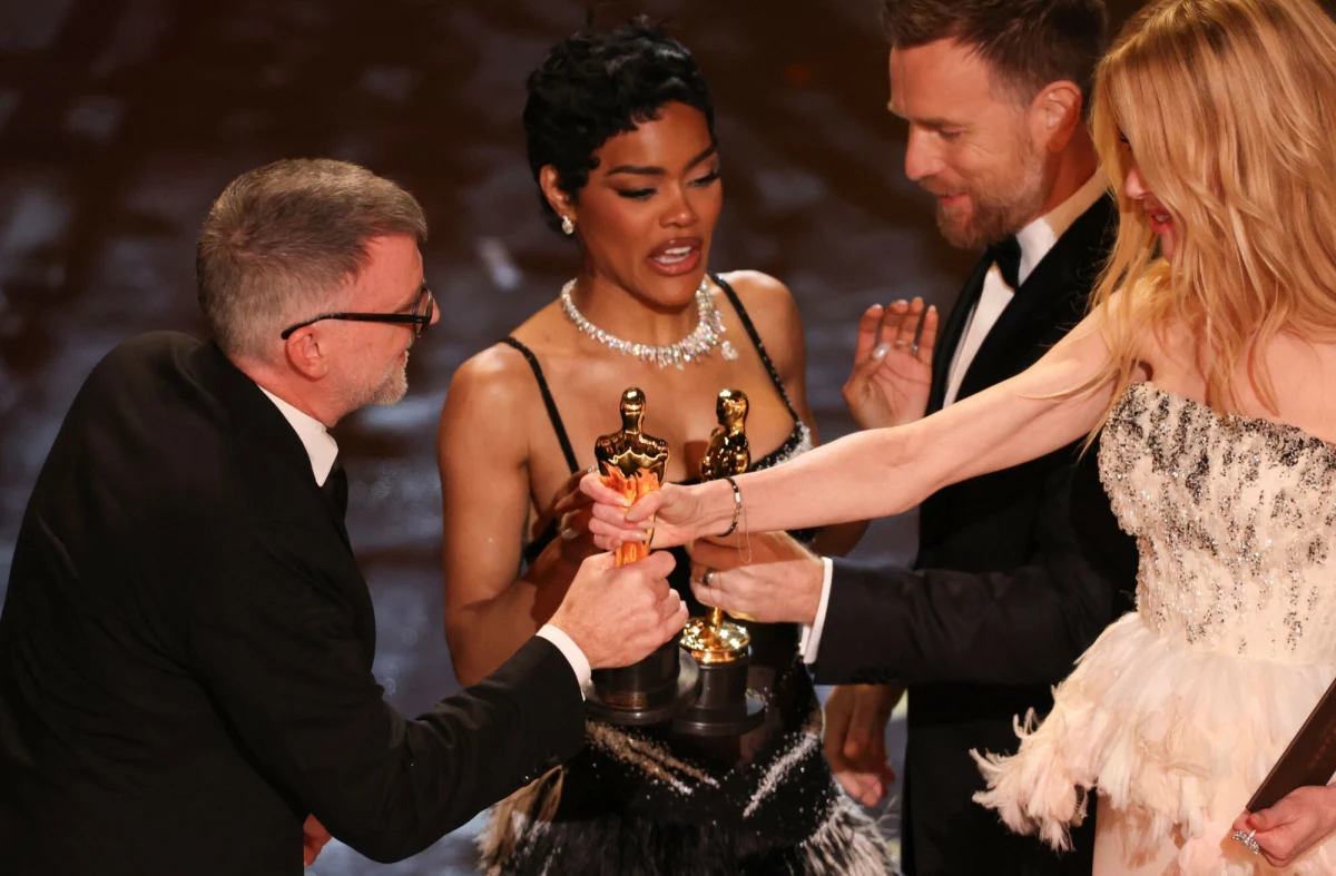 Oscarowa noc w Los Angeles zakończyła się nie tylko wielkim triumfem filmu "Jedna bitwa po drugiej", ale także głośnym incydentem z udziałem aktorki Teyany Taylor. Kilka sekund po zakończeniu transmisji gwiazda starła się z ochroniarzem, który próbował zablokować jej wejście na scenę. Nagranie szybko obiegło internet.