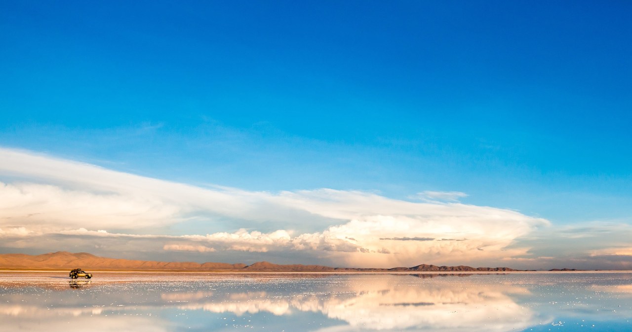 Mówią, iż to "największe lustro świata". Po deszczu to miejsce wygląda niesamowicie