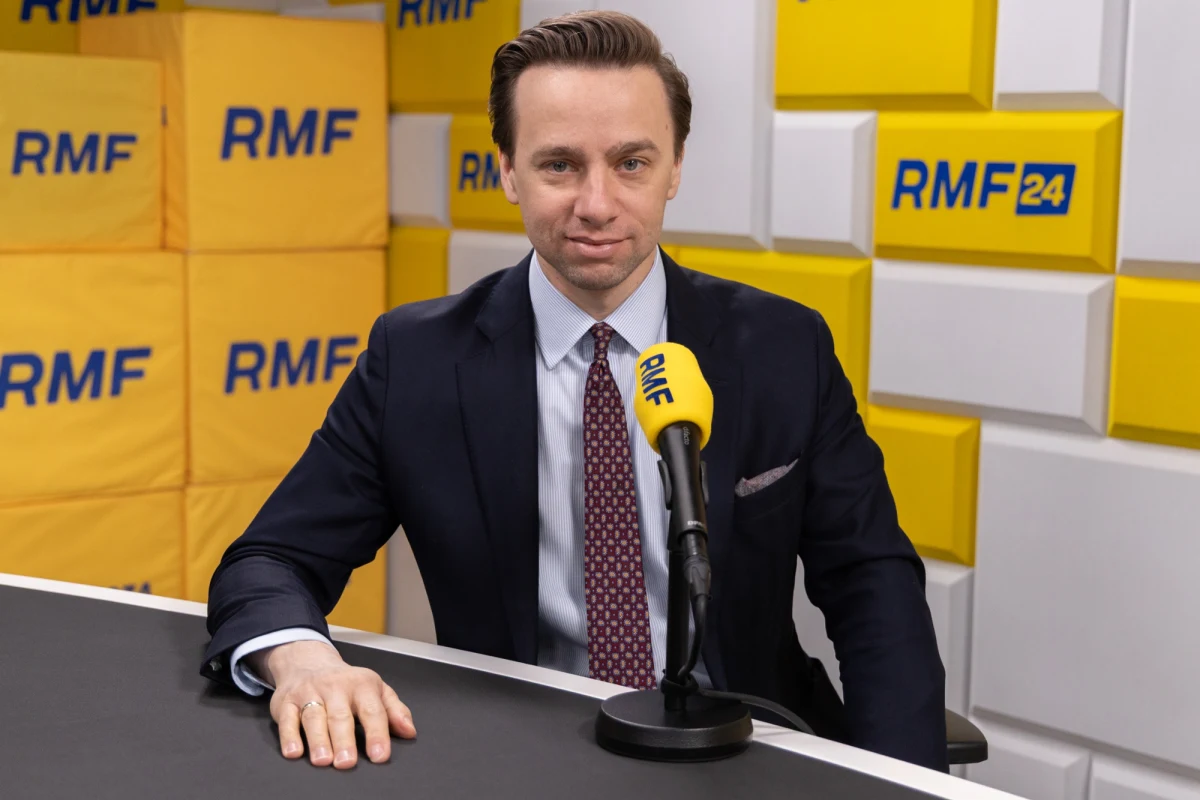 "Jesteśmy przeciwni obu tym projektom" - powiedział w Porannej rozmowie w RMF FM Krzysztof Bosak, pytany o unijny program SAFE i prezydencki projekt ustawy "SAFE 0 proc.". Lider Konfederacji argumentował, dlaczego mechanizmy te - jego zdaniem - są niewłaściwe. Polityk mówił też o polexicie i Przemysławie Czarnku, kandydacie PiS na premiera.