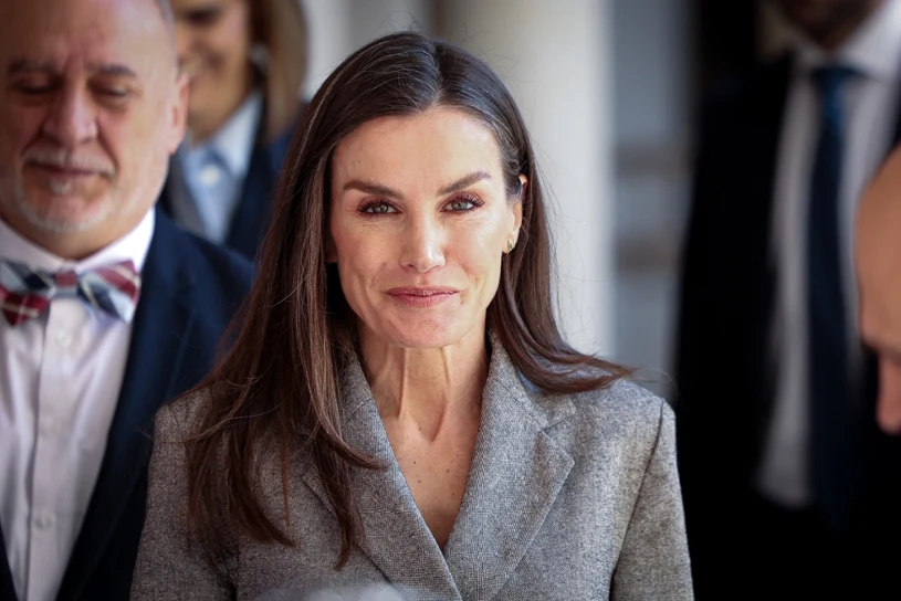 Minimalizm i szyk. Dwie biurowe stylizacje królowej Letizii