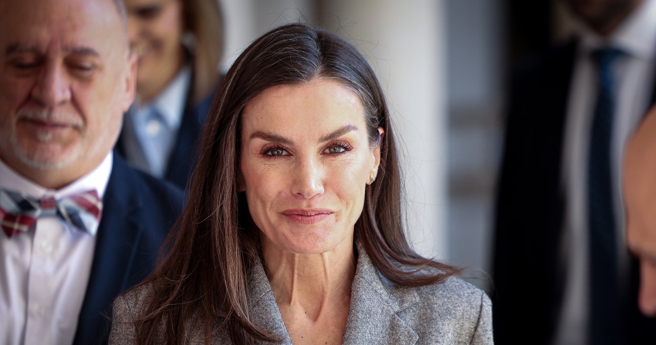 Minimalizm i szyk. Dwie biurowe stylizacje królowej Letizii