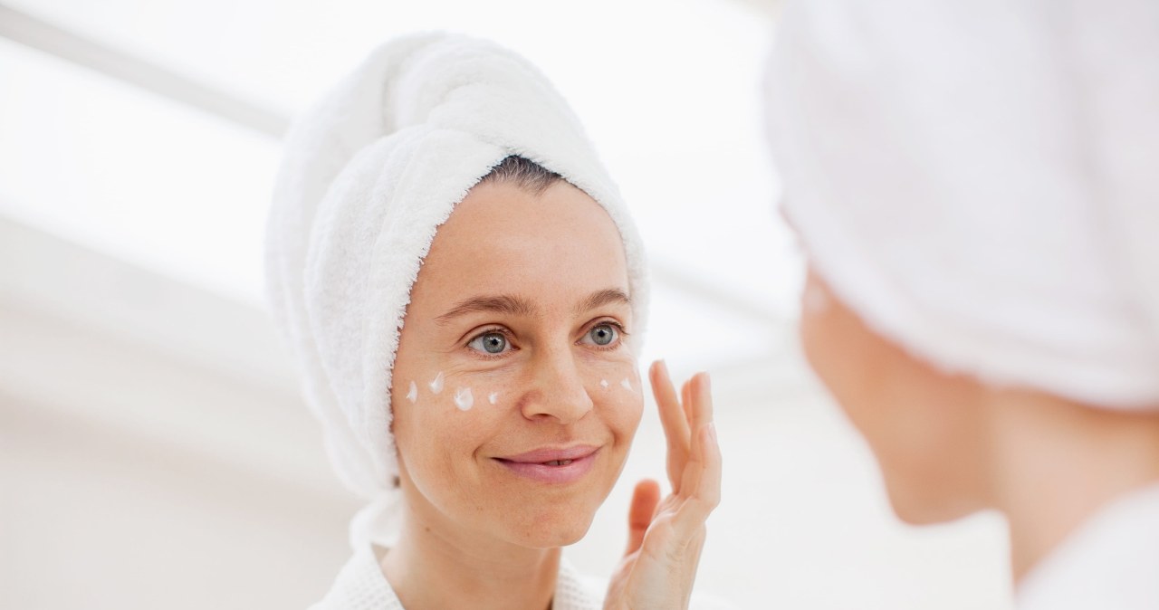 Nakładasz tak krem pod oczy? To dlatego nie przynosi skutków